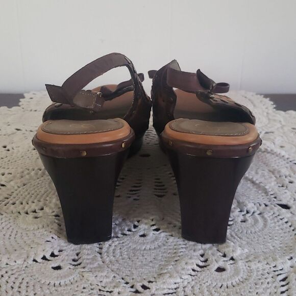 B Makowsky Studded Leather Wedge Sandals Sz 10M - Picture 7 of 8